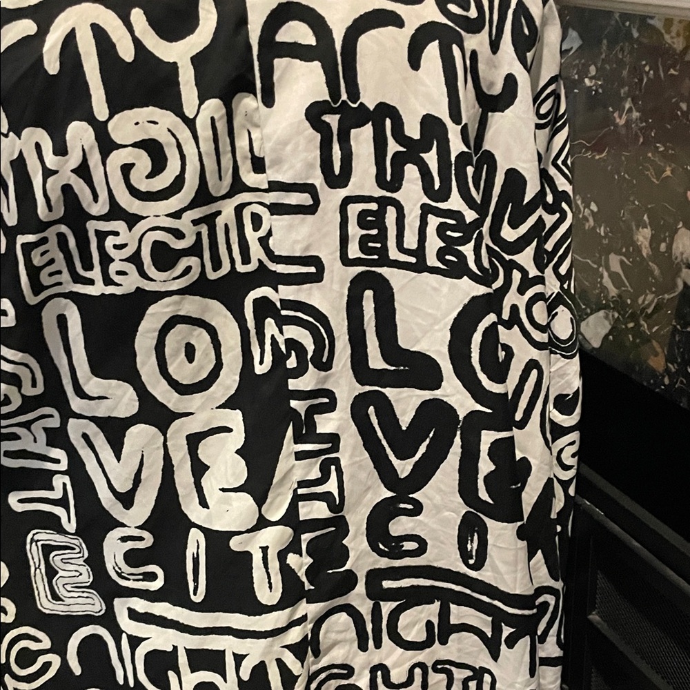 Live 4 Truth Monochrome Graphic Shirt - Picture 9 of 10